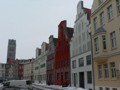 LÃ¼bsche ulica z značilnimi mestnimi hišami