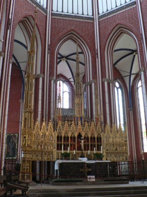 Glavni oltar iz okrog leta 1300, ki naj bi bil najstarejši krilni oltar na svetu