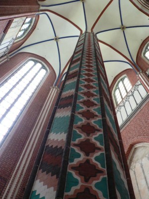 Steber, ki je menda poslikan v vzhodnjaškem slogu