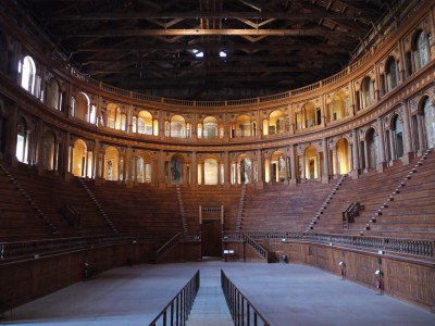 Službena pot me je zanesla tudi v Parmo, kjer imajo jako kul lesen Teatro Farnese.